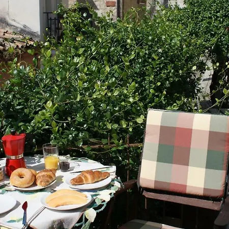 Holiday home Apricot House Roccascalegna